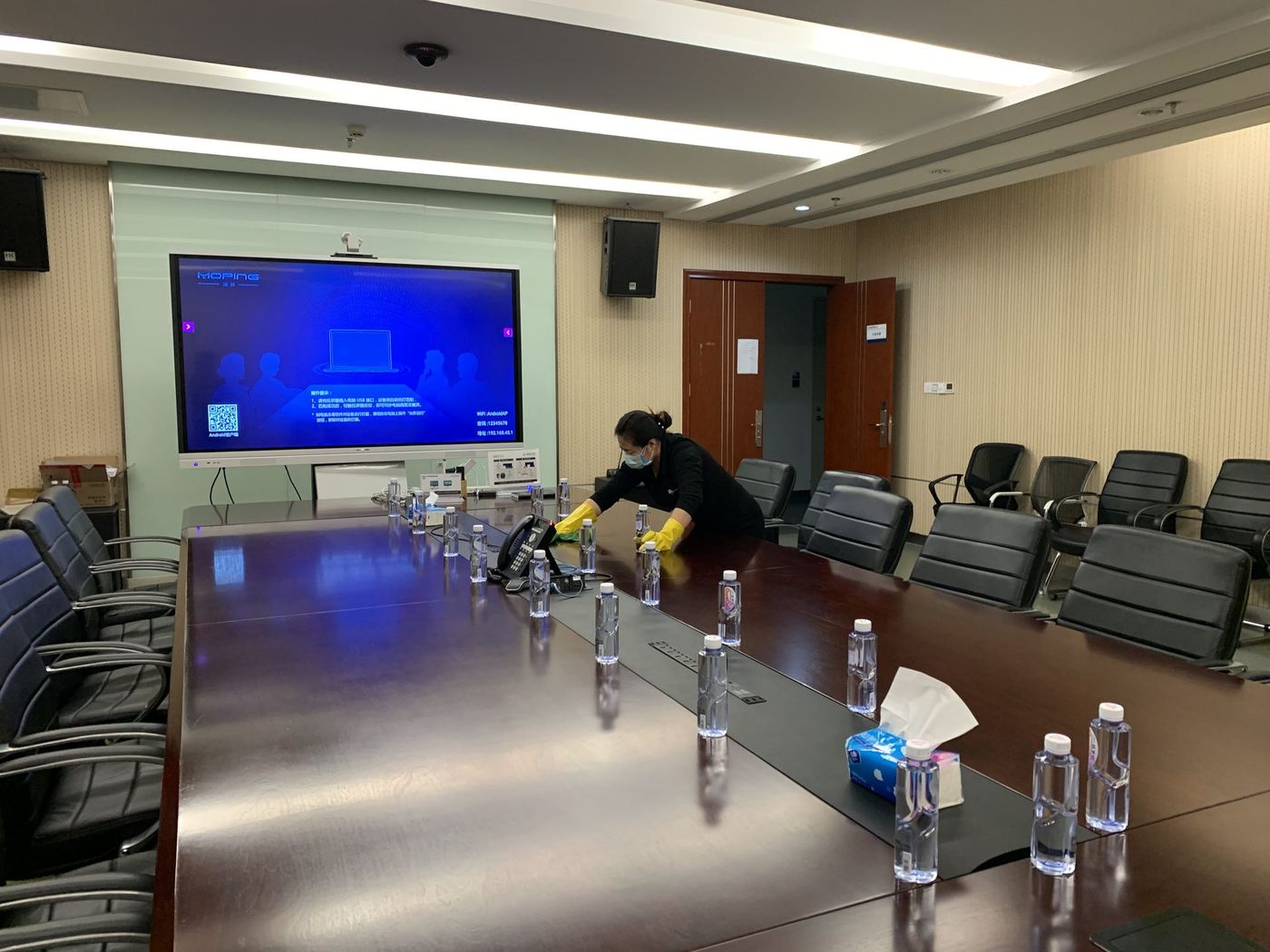 深圳办公室会议室保洁 · 桌椅擦拭与地面清洁现场