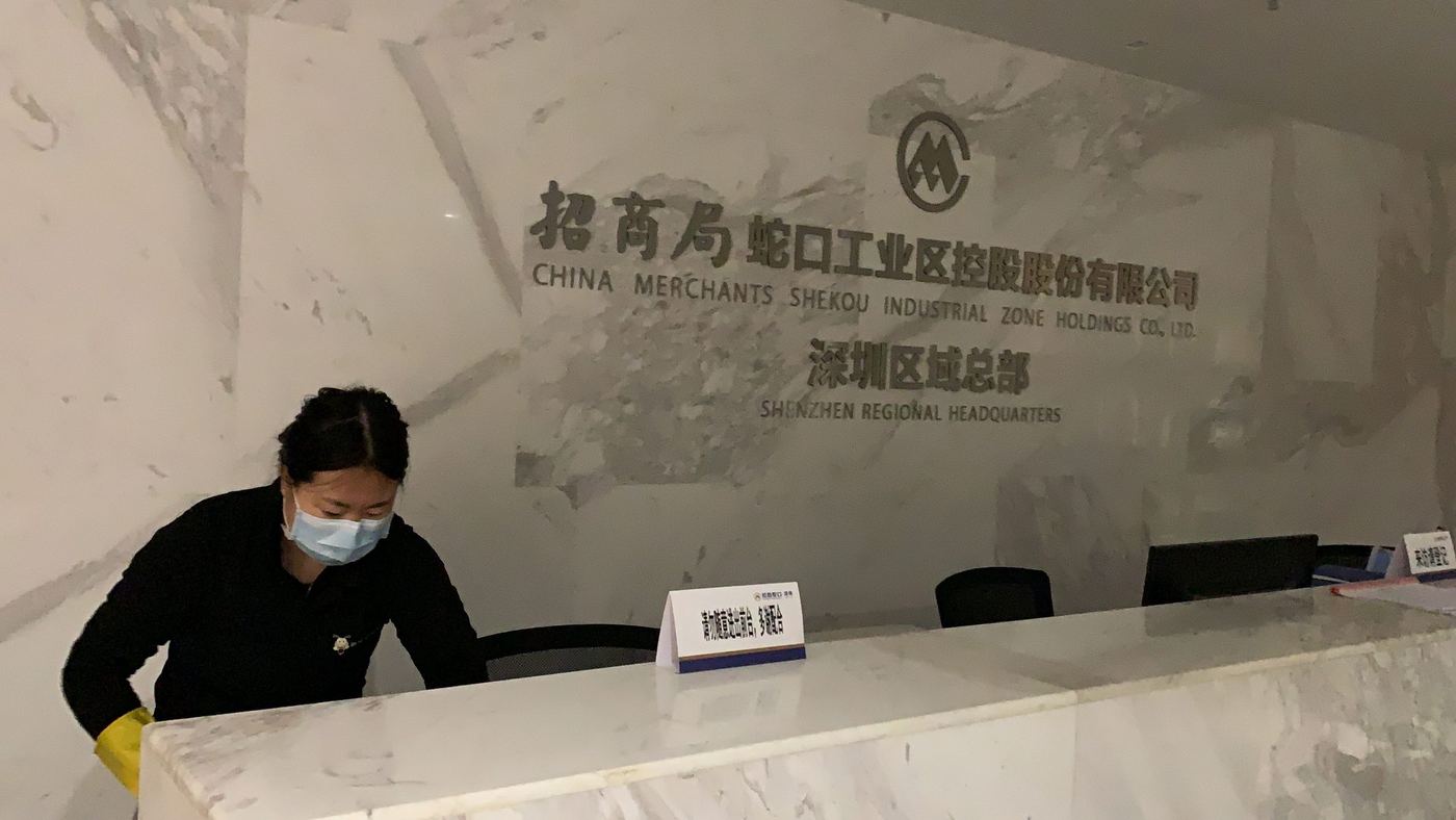深圳写字楼前台区域保洁 · 黑围裙办公室日常值守清洁现场